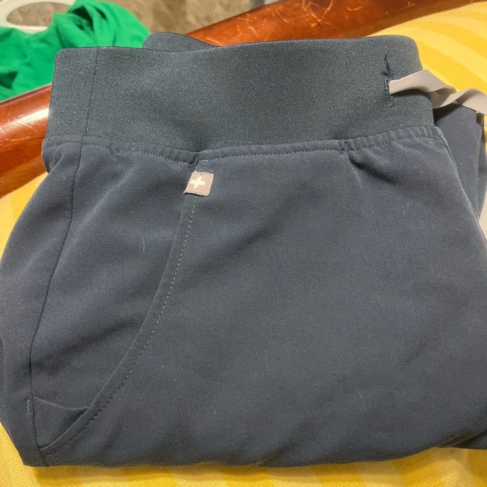 Zamora jogger scrub pants, small petite.